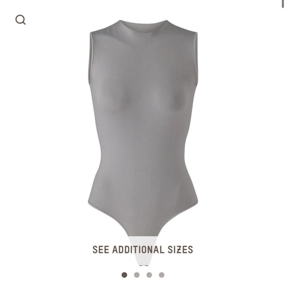 NWOT SKIMS ESSENTIAL CREW NECK SLEEVELESS BODYSUIT SIZE S/M